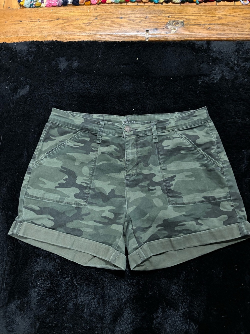 Time and Tru Olive Green Camo Roll-Hem Utility Shorts